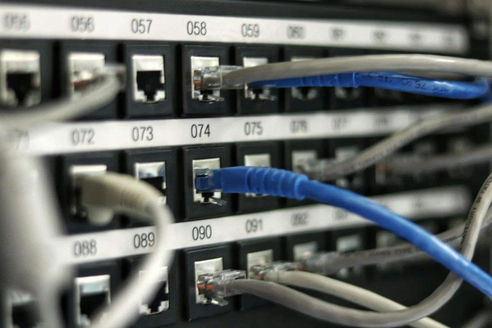 Netzwerk-Patchpanel mit sauber verlegten Kabeln