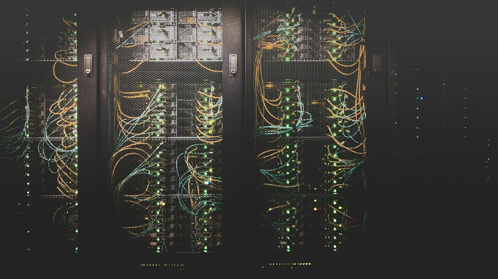 Servergehäuse mit strukturierter Verkabelung