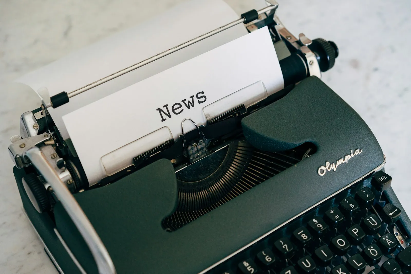 Schreibmaschine mit Blatt „News“