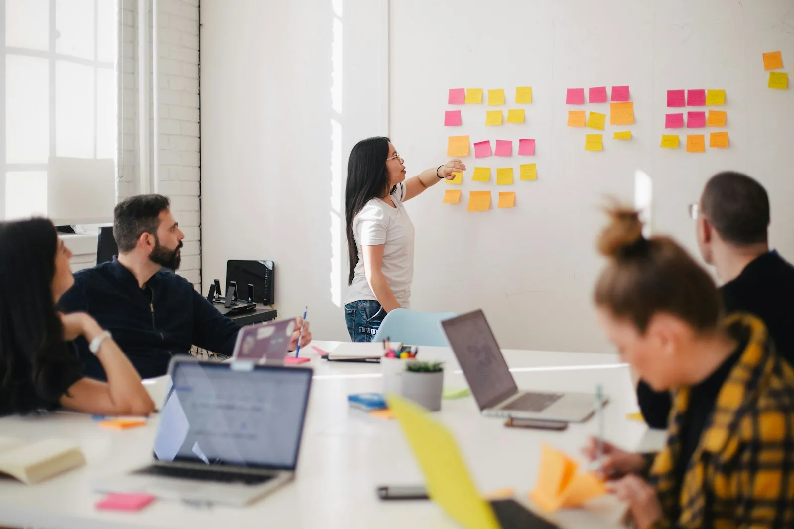 Team plant gemeinsam an einer Pinnwand mit Notizzetteln